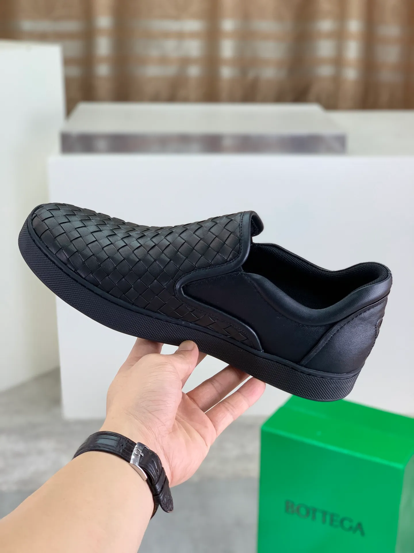 Factory price P720 💰Top quality💎💎💎 BOTTEGA VENETA official website synchronous couple👫The latest top version of the highest version of BV high-top casual shoes in the market, accept material comparison, shoe type comparison, process comparison, practical and textured, versatile, suitable for any occasion, the more you look at it, the more flavorful it becomes. Pure hand-woven craftsmanship - upper material, imported original woven calfskin - high-quality water-dyed cowhide inside - original private model customized outsole -Size: male 39-44 (customized 38 45 46) female 35-39 (customized 34 40 41) Comes with original BV green box, complete packaging.